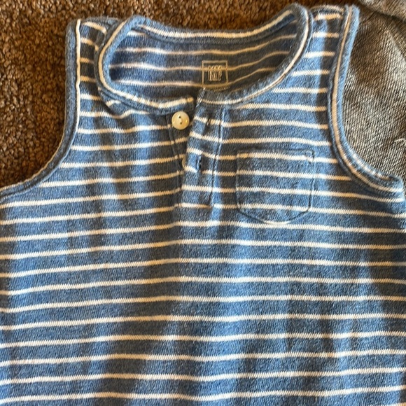 2 Adorable Baby Gap Rompers- size 6-12 months - Picture 4 of 7